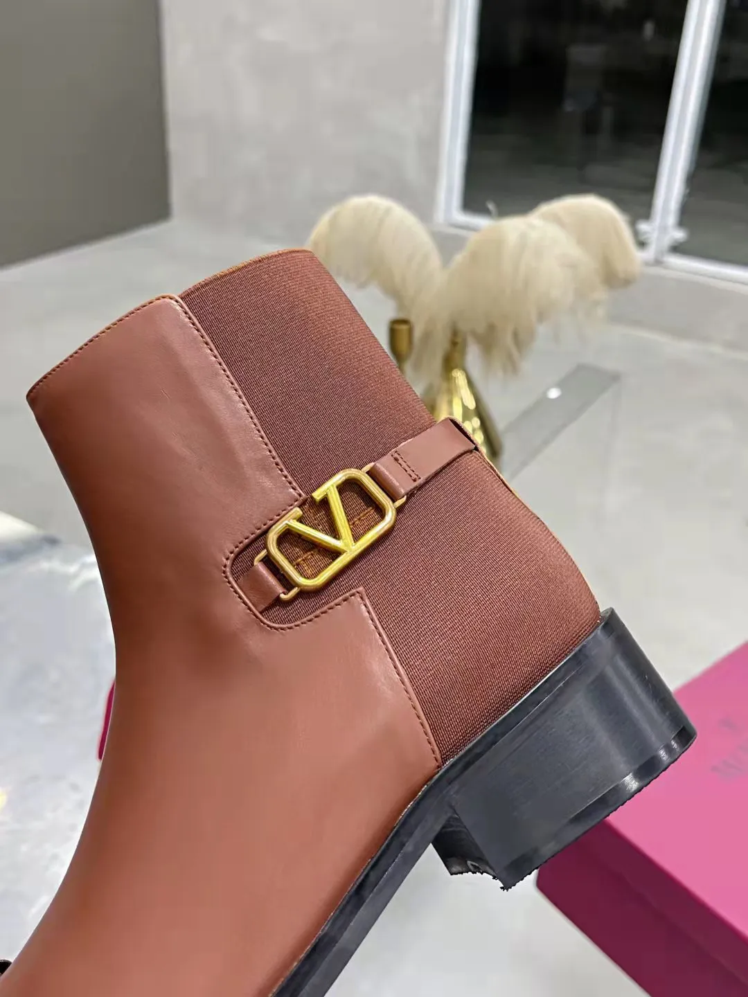 👟👟Ex-factory price 500👟👟 🆕Valentino. Valentino big v-buckle autumn and winter fashion women's boots: comfortable and versatile on the upper feet, showing long legs, fabric: imported first-layer cowhide ⚡The most popular V-buckle ⚡all genuine leather on the inner pads, non-slip and wear-resistant rubber outsole Size: 35−40 (customized size 41)